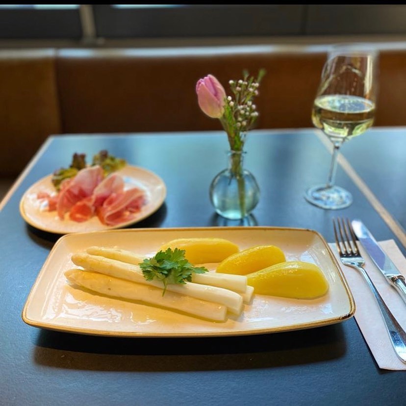 Top Spargel essen in Köln | Bei Oma Kleinmann | Mr. Köln | Foto: C.C. Kowalski Top Spargel essen in Köln | Bei Oma Kleinmann | Mr. Köln | Foto: C.C. Kowalski